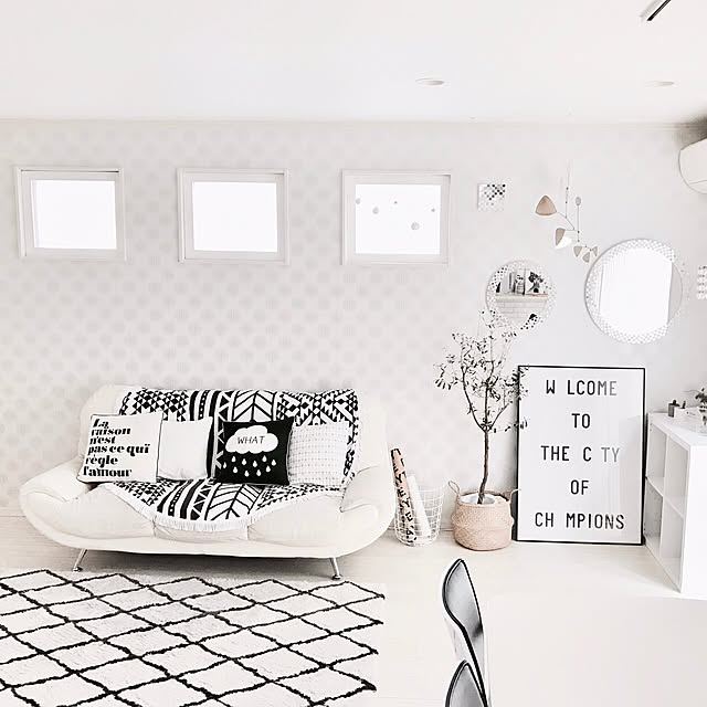 Lounge,lpln,モビール,壁掛けミラー,フランフラン,シェルフ,IKEA,オリーブの木,B-COMPANY,ラグ,ベニワレン風,シーグラスバスケット,窓枠DIY,楽天で買ったもの,menuワイヤービン Merrydayの部屋