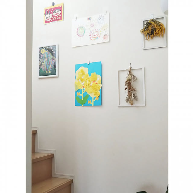 ママパパ必見 子どもの作品 手形 足形を飾る方法10選 Roomclip Mag 暮らしとインテリアのwebマガジン