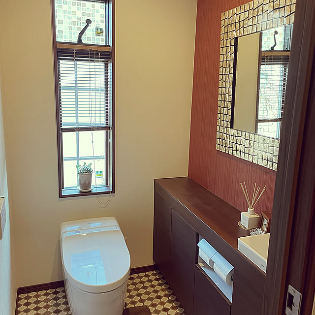 Bathroom,ミラー,トイレの窓,TOTOトイレ,アジアンテイスト,リゾート風,別荘風,ブラウンインテリア,ホテルライク,アクセントクロス ブラウン,コラベル柄 maimai0110の部屋