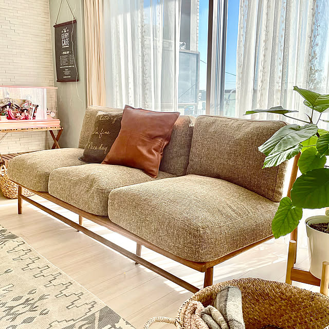 ソファ,観葉植物のある暮らし,モモナチュラルの家具,ナチュラル,3LDKマンション,こどもと暮らす,ナチュラルインテリア,みてくださり有難うございます,ペンキ塗り壁,3LDK 家族,マンション暮らし,年子姉妹ママ,エコカラットの壁,Lounge hachiの部屋