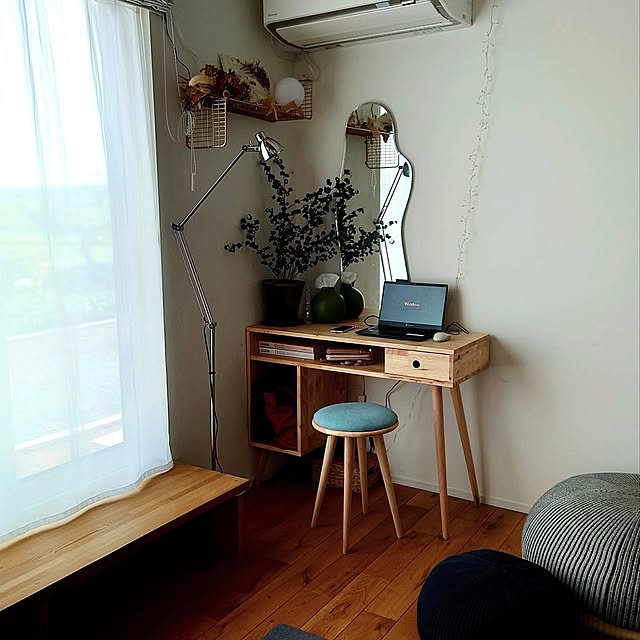 Lounge,リモートワークスペース,リモートワーク デスク,リモートワークテーブル,リビングインテリア,リビングの一角,ミラー壁掛け,照明,書斎,照明器具,IKEA,無印良品,無印良品クッション TXGOの部屋