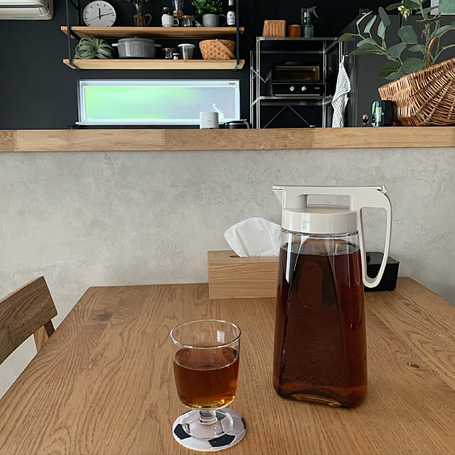 キッチン背面,ホームコーディー,麦茶ピッチャー,麦茶ボトル,麦茶ポット,シンプルインテリア,unico ダイニングテーブル,キッチンカウンター,アクセントクロス,ダイニングテーブル,ADDAY,My Desk chiiiiiyanの部屋