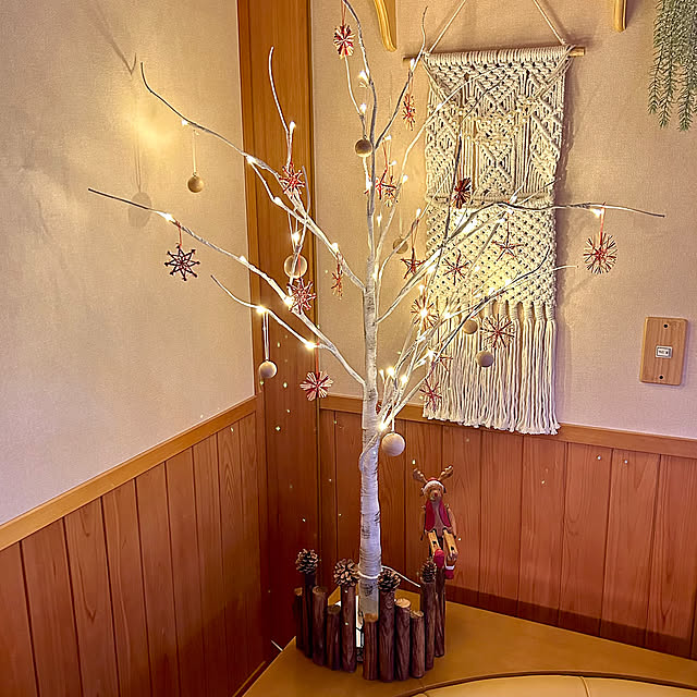 Bedroom,木製のトナカイ,トナカイ,マクラメタペストリー,腰板壁,腰板,オーナメント,ツリーライト,クリスマスツリー,クリスマス,築21年,WB工法,WBHOUSE,ニトリの白樺ツリー１２０㎝,ニトリの白樺ツリー,ニトリのクリスマスツリー juncocoの部屋