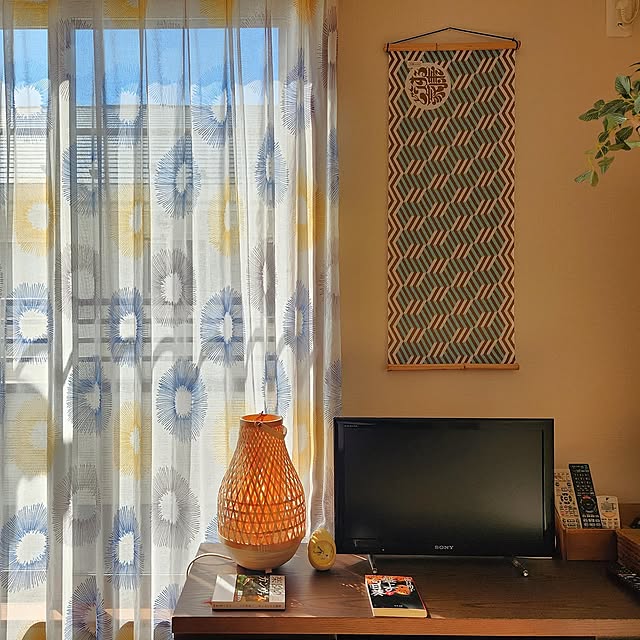 畳部屋,テレビボード,寝室,和室,和モダン,IKEA,竹製テーブルランプ,ニトリのカーテン,掃き出し窓カーテン,レースカーテン,手ぬぐい,タペストリー,Bedroom,カーテン yasu10の部屋
