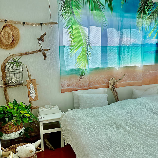 Bedroom,IKEAの椅子をサイドテーブルに,カゴ,IKEAの毛布,ぬいぐるみ,麦わら帽子,ポトス,流木のフックdiy,海を感じるインテリア,ビーチ柄のカーテン,フェイクグリーン,鳥籠オブジェ,ティッシュケース Megumiの部屋