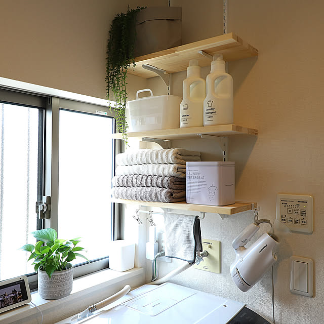 ドライヤー置き場,整理収納,洗濯機周り,DIY,可動棚,棚 DIY,ランドリールーム,北欧,シンプル,Bathroom,ナチュラル,収納,ドライヤー収納,洗濯機 収納,洗濯機の上,タオル収納,洗濯機上の棚,洗濯機まわりの収納,洗濯機まわり tomoccoの部屋