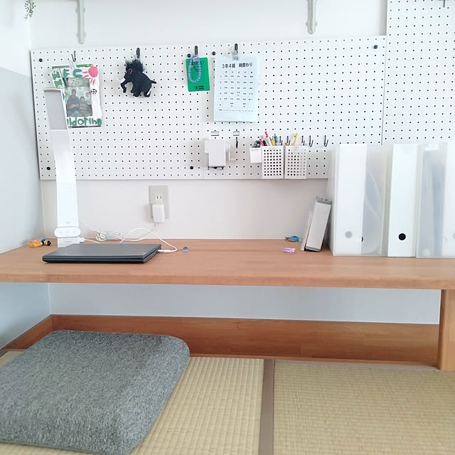 On Walls,床にものを置かない,スッキリ暮らしたい,ディスプレイ棚,インテリア,おうち時間,生活,暮らしを楽しむ,シンプルな暮らし,厳選されたもの,余白のある暮らし,雑貨,暮らしを整える,丁寧な暮らし,北欧ナチュラル,ナチュラル,こどもと暮らす,心地良い暮らし,北欧,すっきり暮らす,余白,学習スペース,小上がり和室,有功ボード,DIY,掛ける収納,文房具収納 s.houseの部屋