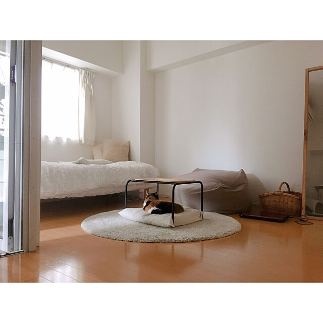 Lounge,一人暮らし,猫のいる暮らし,角部屋,窓辺,1R,吊るす収納,レースカーテンだけ,無垢床,無印良品,見せる収納 warashibeの部屋