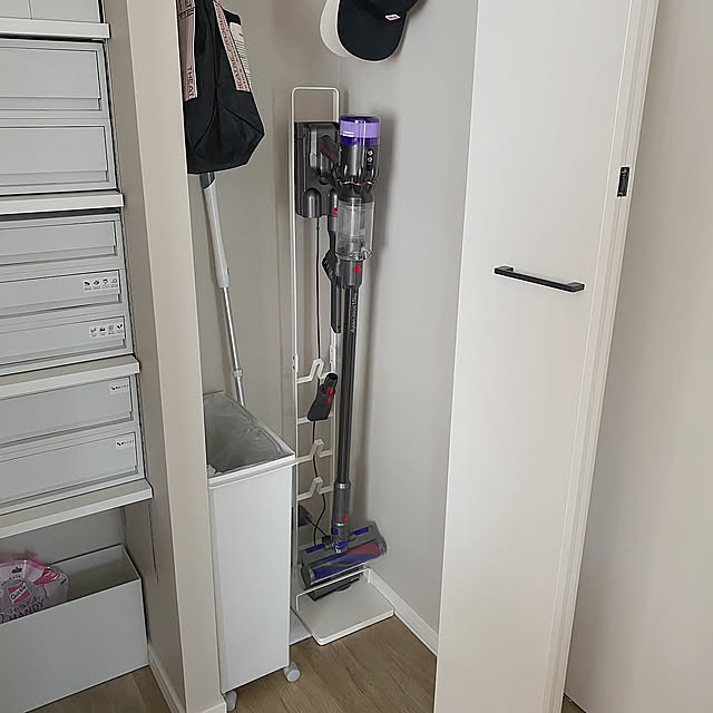 収納アイデア,整理整頓,クイックルワイパー収納,コンセントの位置,tower,掃除機スタンド,掃除機収納,ダイソン,ポリプロピレン収納,ポリプロピレンケース,無印良品 収納,リビング収納棚,リビング収納,グレージュクロス,夏のスペシャルクーポン,RoomClipショッピング,カバン収納,新築一戸建て,注文住宅,Lounge min.の部屋