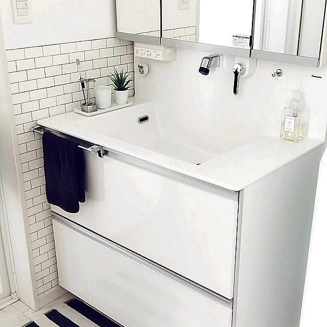 Bathroom,無印良品,ダイソー,IKEA,洗面台,洗面所,100均,リメイク,シンプル,モノトーン,ホワイトインテリア,フェイクグリーン,DULTON,ホワイト,Daiso,100均リメイク,Panasonic,IKEA 雑貨,白黒グレー,リメイクシート,シンプルインテリア,Panasonic洗面台,モノトーンインテリア,ダイソーリメイクシート,すっきり暮らす,シンプルな暮らし,DAISOリメイクシート,サブウェイタイル風,KEYUCA,アドバンススイッチ SSSSSの部屋