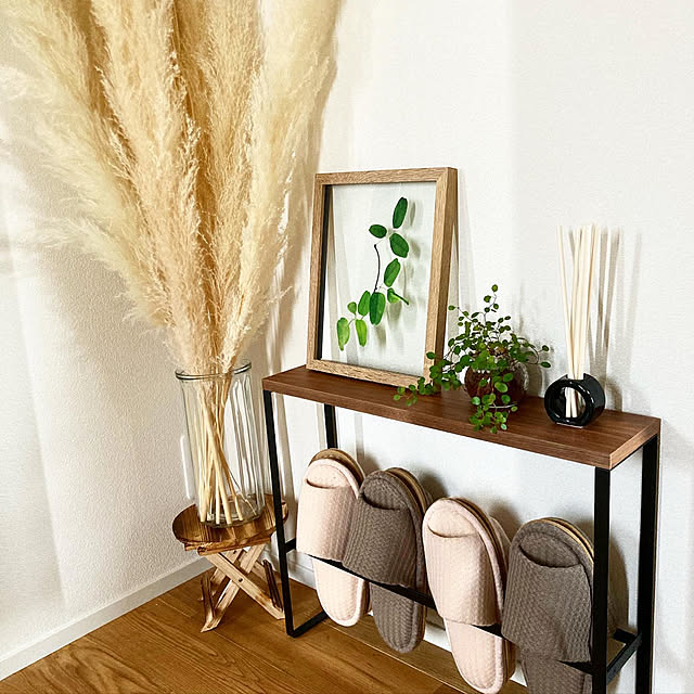 観葉植物,吹き抜け,モルタル,吹き抜けリビング,アイアン雑貨,吹き抜けのある家,モダンナチュラル,モルタル玄関,真鍮レター,玄関ホール,Entrance chibiの部屋