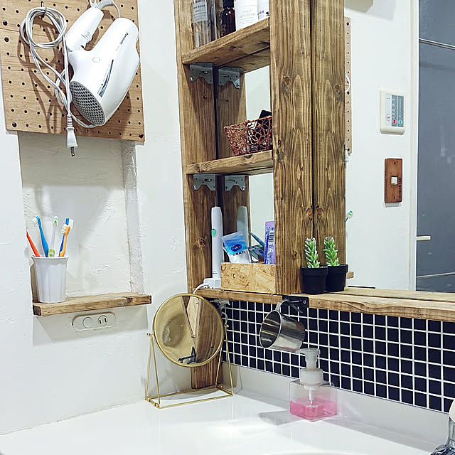 Bathroom,洗面スペース,ドライヤー,ドライヤー収納,DIY,洗面台,有孔ボード,漆喰壁,SPF材,グラフィティーペイント,マンションインテリア,マンション暮らし,脱衣所,イベント参加,もっとオシャレな空間にしたい nachinの部屋