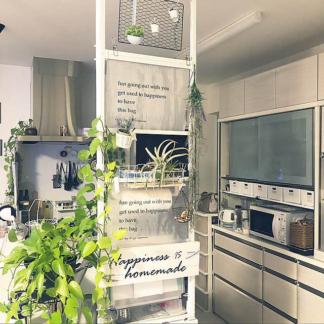 わたしのDIY&リメイクアイデア,seria,100均,キッチンペーパーホルダー 自作,DIY,フェイクグリーン,キッチンペーパー,100均リメイク,フェイクフラワー,パーテーションDIY,ニトリ,Kitchen,エコバッグを枠に貼っています hiroの部屋