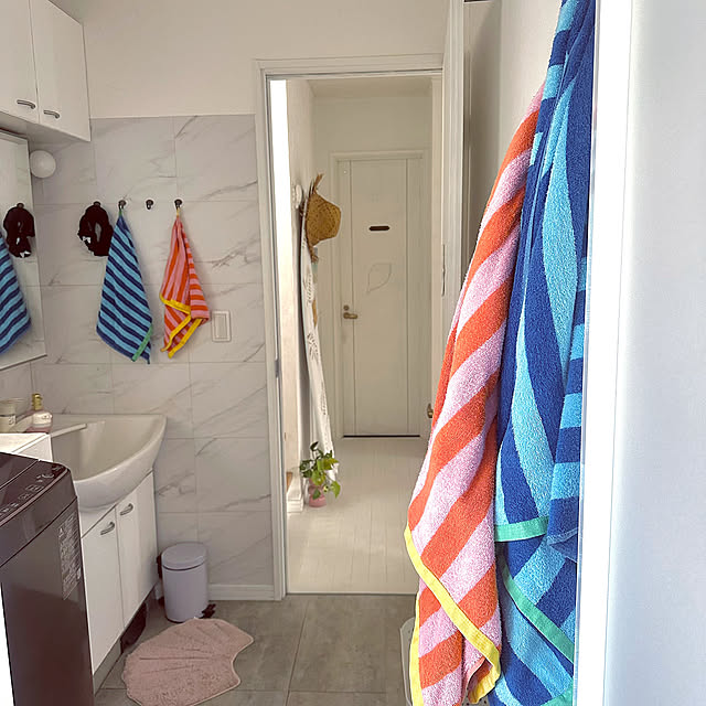 Bathroom,敷くだけフローリング,リラックスの看板,IKEAのフェイクグリーン,スリーピー,洗濯カゴ,洗濯機,海を感じるインテリア,IKEA,フェイスタオル,バスタオル,ストーンホストマル,リゾート風 Megumiの部屋