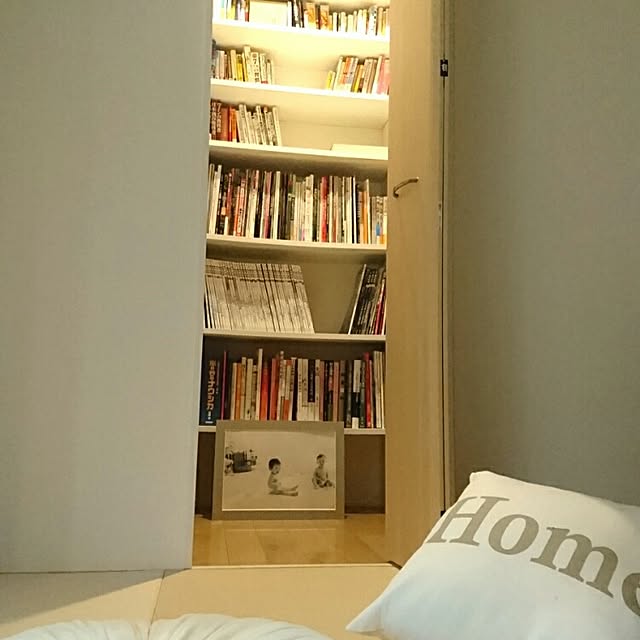 これで見た目も気持ちいい 増える本の上手なしまい方 Roomclip Mag 暮らしとインテリアのwebマガジン これで見た目も気持ちいい 増える本の上手なしまい方 Roomclip Mag 暮らしとインテリアのwebマガジン