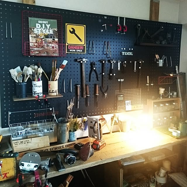 On Walls,男前,木工,DIY,有孔ボード,金網錆び加工,工具オブジェ,足場板テーブル komokenの部屋