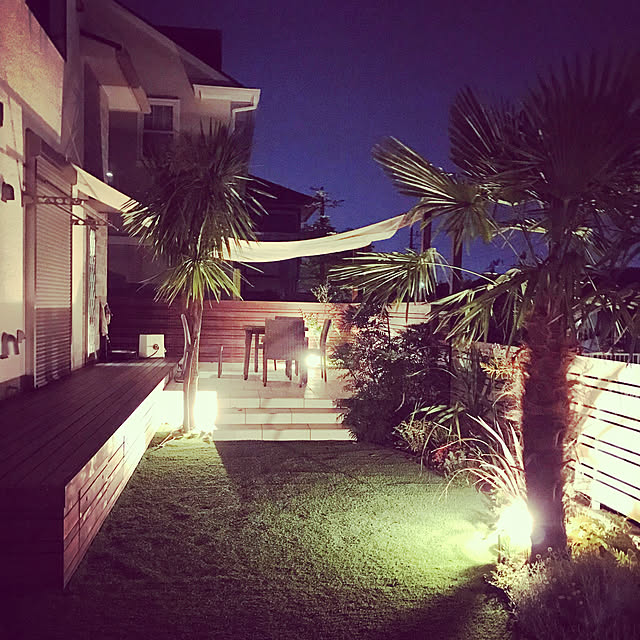 快適な暮らし,快適空間,夜の庭,新築一戸建て,ライトアップ,夜の我が家,夜の風景,外構,植木,カリフォルニアスタイル,西海岸風,ハワイ風,西海岸インテリア,庭,南国風,サンシェード,日よけシェード,新築完成,ウッドデッキ,タイルデッキ,人工芝,人工芝の庭,エクステリア,Overview zwasanの部屋