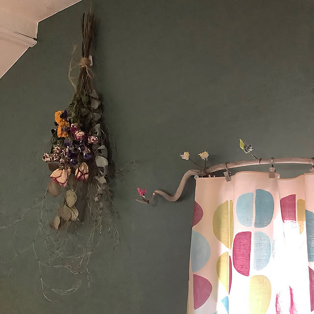 On Walls,ドライフラワースワッグ,ドライフラワーのある暮らし,ドライフラワー,流木,塗り壁DIY,屋根裏部屋,物置部屋,わが家の好きな風景,風呂敷,シビラ,Sybilla,色のある暮らし,暮らしのハンドブック2024,子どもの絵,飾り棚DIY,窓辺,(*^_^*) naive.coccoの部屋