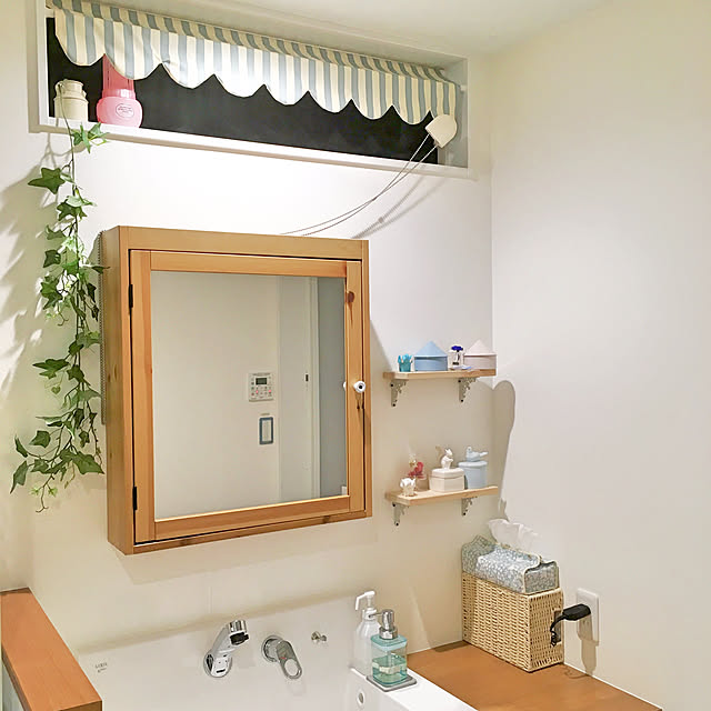 夜洗濯中,ニトリ,フェイクグリーン,オーニング風,棚DIＹ,ミラー収納,IKEA,造作洗面台,ピアラ,リクシル,パルファム,消臭元,芳香剤,モノトーン,シンプル,香水,香り,洗面スペース,イベント用に♡,Bathroom hannariの部屋