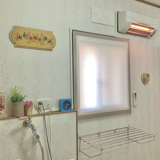 壁掛けバスタオルハンガー,壁掛け電気ヒーター,プラ段で窓断熱,北側の窓,寒さ対策,Bathroom haruminの部屋