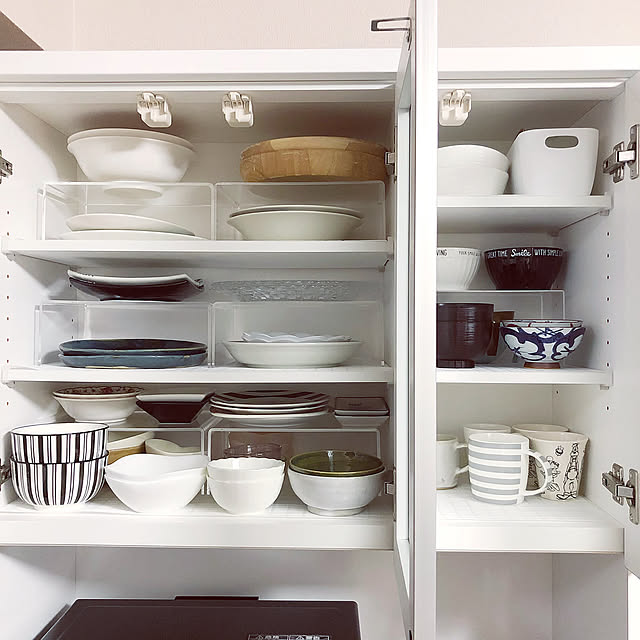 食器収納,ニトリ,食器棚,ディスプレイスタンド,アクリル仕切棚,コの字家具・コの字ラック,賃貸でも諦めない！,白黒病,収納,100均,モノトーン,賃貸アパート,賃貸インテリア,白黒グレー,無印良品,ダイソー,モノトーンインテリア,Kitchen sallyの部屋