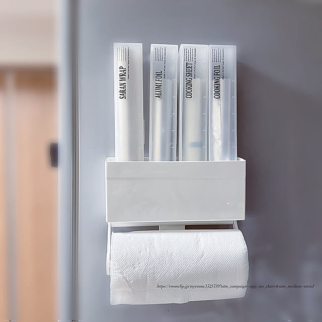 ラベルシール,無印,無印良品,キッチンペーパーホルダー,ラップケース,ラップ収納,ラップホルダー,冷蔵庫横,築30年超,ダックスのいる生活,犬のいる暮らし,一人暮らし,ペットと暮らす家,築古,モノトーンインテリア,ホワイトインテリア,築古マンション,賃貸,いぬとの暮らし,2DK,ダックスフンド,モノトーン,ダイソー,100均,Kitchen locaの部屋