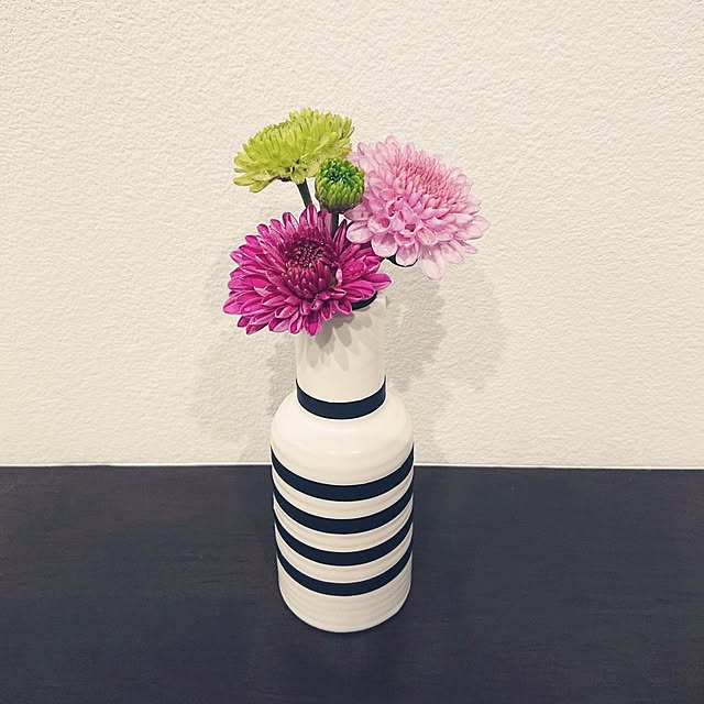 Kitchen,花瓶,一輪挿し,フラワーベース,菊の花,ポンポンマム,100均リメイク,モノトーンインテリア,白黒インテリア,モノトーン雑貨,マステリメイク,ケーラーオマジオ風 kaanaの部屋