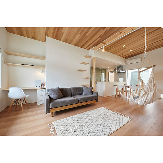 Lounge,平屋,注文住宅,シンプル,シンプルライフ,ホワイト,ナチュラル,レッドシダー,塗り壁,珪藻土,造作,キャットウォーク,PCスペース,ダウンライト,ハンモック,コーデュロイソファ,ラグ,IKEA,ねこのいる日常,キャットドア,勾配天井 aMaの部屋