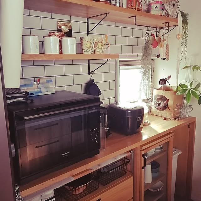 Kitchen,平屋暮らし,花ブロック好き,カフェ風,新築平屋,新生活,白い家,ナチュラル,写真①～④,キッチン背面スペース,無印良品,造作カウンター,キッチンタイル壁,ユニットシェルフ 無印良品,キャビネット　無印良品,無印良品　ゴミ箱,アイラップ kkkの部屋