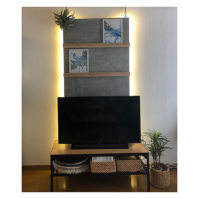 フェイクグリーン,テレビ周辺,テレビ台,40型テレビ,Francfranc,アトリエ風,テープライト,一人暮らしインテリア,一人暮らし,ワンルーム 8畳,間接照明DIY,間接照明,DIY,お店屋さん風,おしゃれ,LOWYA,つっぱり棚,壁面ディスプレイ,無印良品,Lounge Amyの部屋