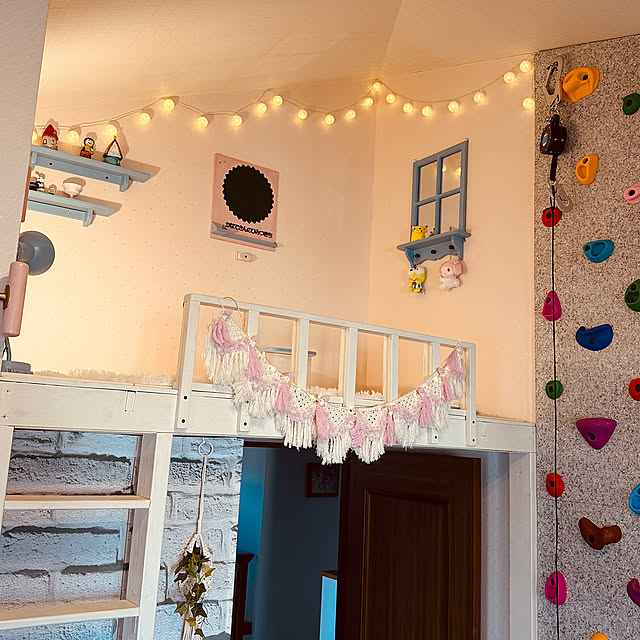 On Walls,ガーランドライト,孫のために,ロフトDIY,ロフト,子供部屋改造,フェイク窓,DIY,秋,ライトアップ,ボルダリングDIY,chi_gogaちゃんのマクラメ,またしても新幹線運休で焦った,飾り棚,ディスプレイ yumirilの部屋