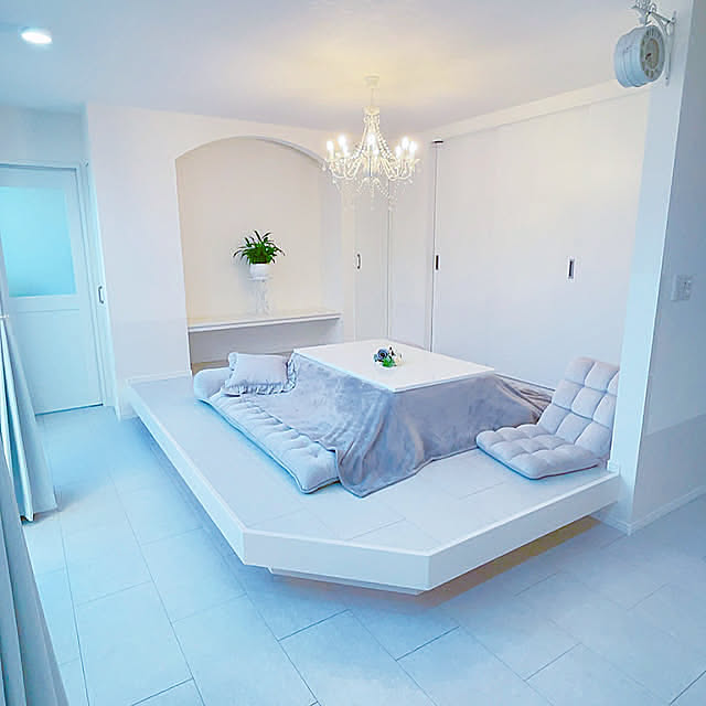 こたつ,My Desk,コタツにみかん,趣味時間,リビング,シャンデリア,掘りごたつ,シンプル,ホワイトインテリア,白い部屋,平屋,海外インテリア,白いインテリア,スッキリ,RoomClip mag,シンプルが好き,シンプルインテリア,地中海スタイル,見えない収納,ミニマリスト,何も置かない,スッキリ暮らしたい,ロジア,姫系インテリア,中庭テラス,掘りごたつのある暮らし,掘りごたつダイニング 小上がり rei_d-_-bの部屋