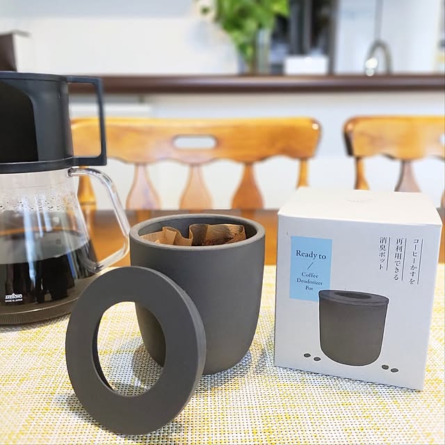 Kitchen,コーヒーのある暮らし,マンション暮らし,観葉植物のある暮らし,2枚投稿,コーヒーサーバー,コーヒードリッパー,コーヒーフィルター,マーナ,コーヒーかす消臭ポット,ボダムダブルウォールグラス,飾り棚,ミモザドライ,消臭剤,陶磁器,シンプル,再利用,ニトリ ランチョンマット,コーヒー,エコ,MARNA love1017の部屋