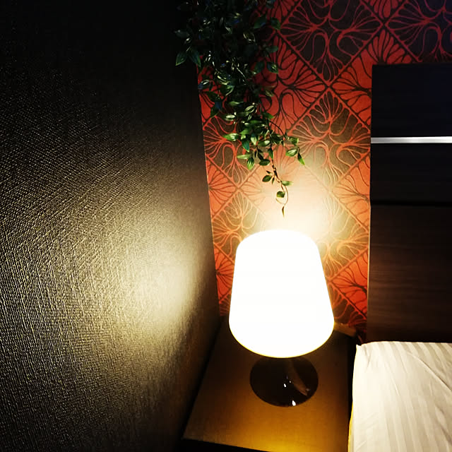 Bedroom,間接照明,観葉植物,ホテルライク,ホテルライクな暮らし,ベッドルーム,赤と黒,茶色,インテリア,緑のある暮らし,間接照明のある暮らし,寝室の壁,寝室の一角,寝室の照明,寝室インテリア,寝室,壁紙,アクセントクロス,クロス,夜のリラックスタイム,家族3人暮らし,こどもと暮らす。,こどものいる暮らし,こどもと暮らすインテリア puchan_astの部屋