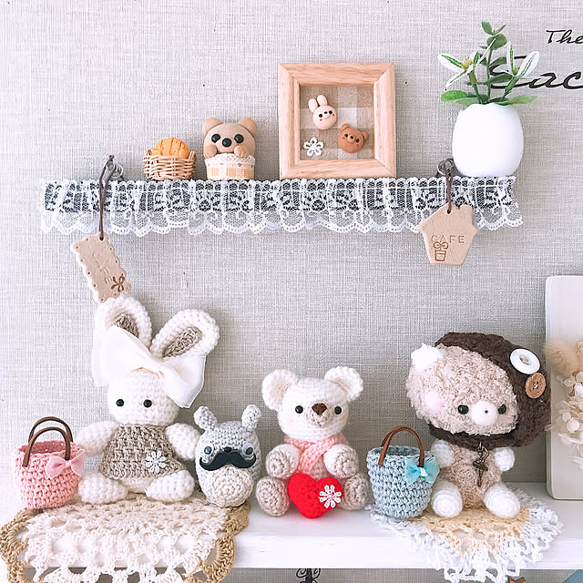 写りが悪い〜⁈,編みぐるみ♡,インテリアウッドウォールバー,ひらひらレース,ダイソー,chinon ちゃんの作品❤︎,くまちゃん＆うさぎちゃんのフレーム❤︎,minneで購入♡,RC の素敵なご縁に感謝♡,2回目の投稿(^^;;,On Walls,レース編みドイリー♡,編み髭トトロ〜❤︎プレゼント,ミニかご編みバッグ,ナチュラルかわいいも好き❤︎ natsuの部屋