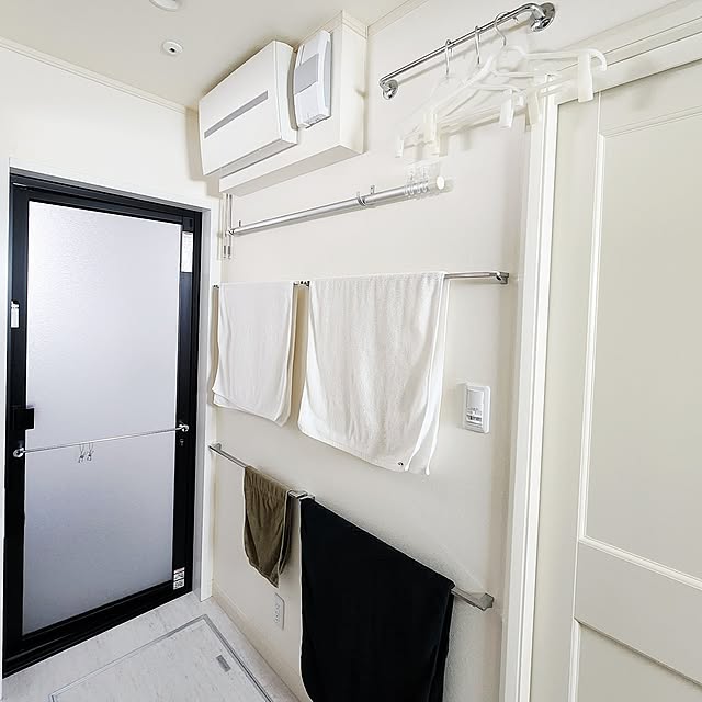 Bathroom,壁面収納,バスタオル掛け,床にものを置かない,広く見せる工夫,ホスクリーン,ホスクリーン 川口技研,竿掛け,物干し竿,物干し竿収納 75の部屋