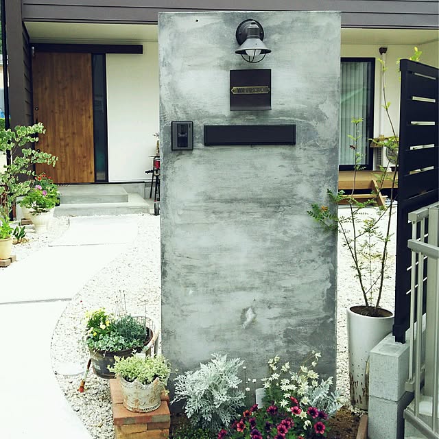 Entrance,旗竿地,門柱,門柱前の花壇,アプローチ,表札,モルタル,カメラマークが出たので,アイアン表札,真鍮表札,ビンテージ,インダストリアル colonの部屋