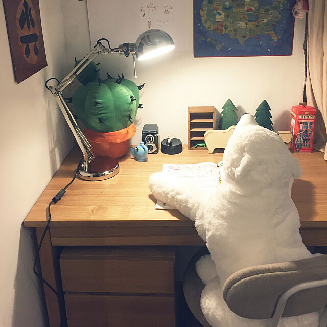 My Desk,科学館で買ったコマ,イケア 照明,くまのぬいぐるみ,サボテンぬいぐるみ,イケア ぬいぐるみ,無印良品 勉強机,無印良品,こどもスペース tsukiyuzuの部屋