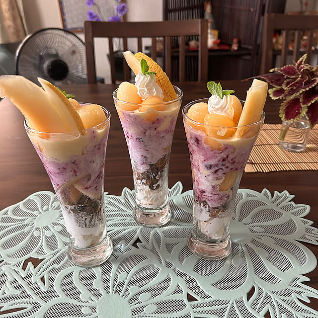 My Desk,セリアのパフェグラス,エコクラフトテープ手作りトレイ,セリアのカエルちゃん達,観葉植物,グリーン,ダイニングテーブル,オブジェ,手作り,夏,一輪挿し,おやつタイム,RCの出会いに感謝♡,わが家の夏のキロク,笑顔が一番,ダイソーのリーフ型ランチョンマット,メロンパフェ作りました,100均のランチマット ritsukoの部屋