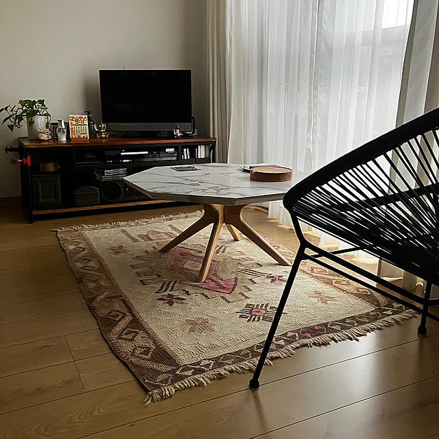 キリムラグ,ローテーブル,アカプルコチェア,Lounge citizenkyellowの部屋