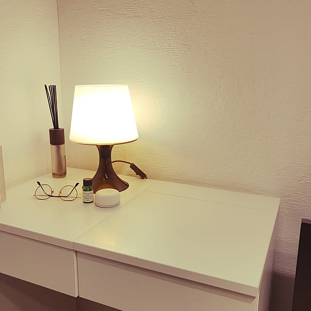 IKEAドレッサー,アロマ,無印良品アロマストーン,IKEAライト,いいね、フォロー本当に感謝です♡,押し逃げゴメンなさぃ|ω˂̶๑)੭༡,しっくい壁,見に来てくれてありがとうございます✨,Bedroom hachi1023の部屋
