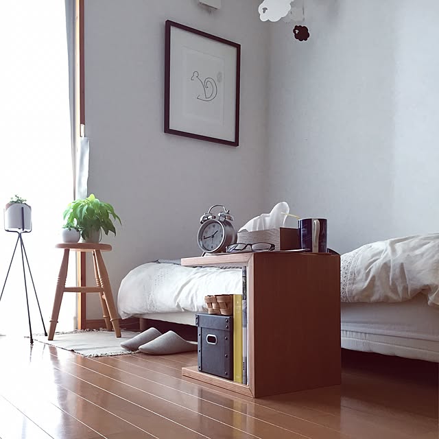 Bedroom,1K,狭い部屋,一人暮らし,無印良品,アート,フレーム,日当たりは悪いけど明るい部屋,心地よい暮らし,帰りたくなる家,コの字の家具 Cha-Chaの部屋