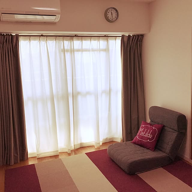 Lounge,DULTONの時計,タイルカーペット,ブラックチェリー,ワインレッド,ニトリ,ナチュラル,DULTON,壁紙屋本舗 keiの部屋
