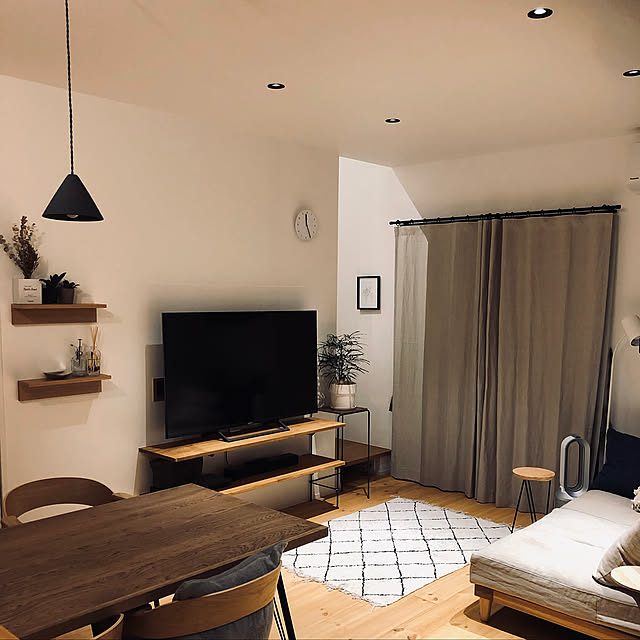 狭いリビング,スッキリ,シンプル,コンパクトな家,雑貨,観葉植物,無印良品,照明,ドライフラワー,3COINS,Overview rrinの部屋