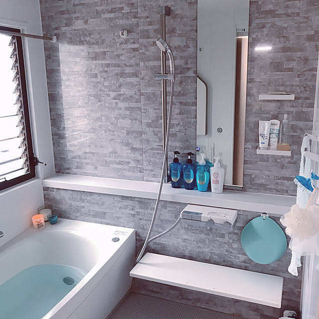 グレーの壁,グレーインテリア,実家編,TOTO,おうち時間を楽しむ,バスルーム,Bathroom,大理石風,グレー×ブルー,リノベーション住宅,TOTOサザナ,バスタイム,浮かせる収納,サザナHSシリーズ,イベント参加用 Se.の部屋