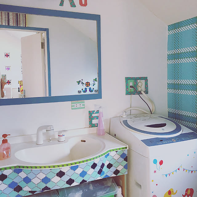 Bathroom,洗面台,造作洗面台,リメイクシート,ウォールステッカー,モロッカンタイル柄,壁紙屋本舗,DIY,カラフル,子どもと暮らす,こどもと暮らす。,絵本みたいなおうち,毎日楽しい,カラフルな家,IKEA,seria,Daiso,洗面所 Arataの部屋