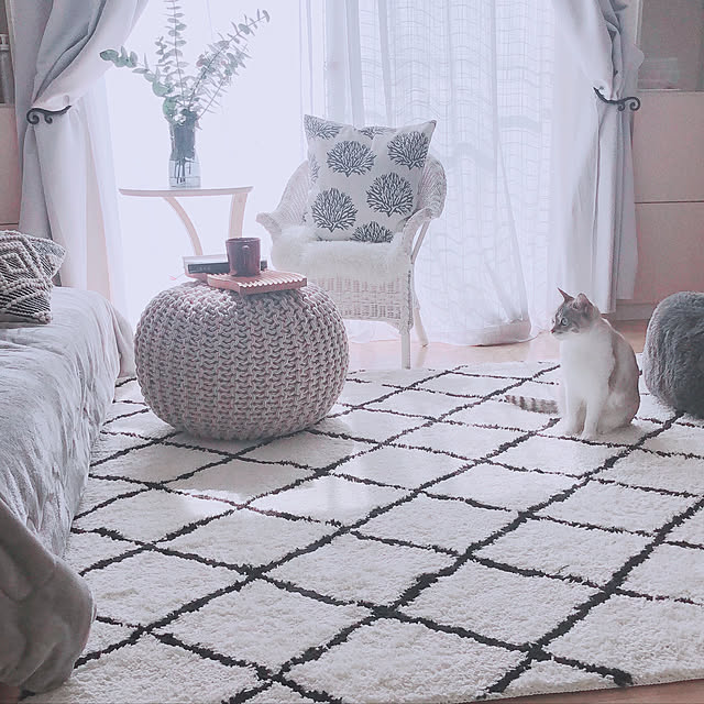 春の模様替え,フラワーベース,ホワイトインテリア,クッションカバー,グリーンのある暮らし,猫と暮らす,プフクッション,プフのある部屋,イッタラ,北欧食器,Lounge milkcocoaの部屋