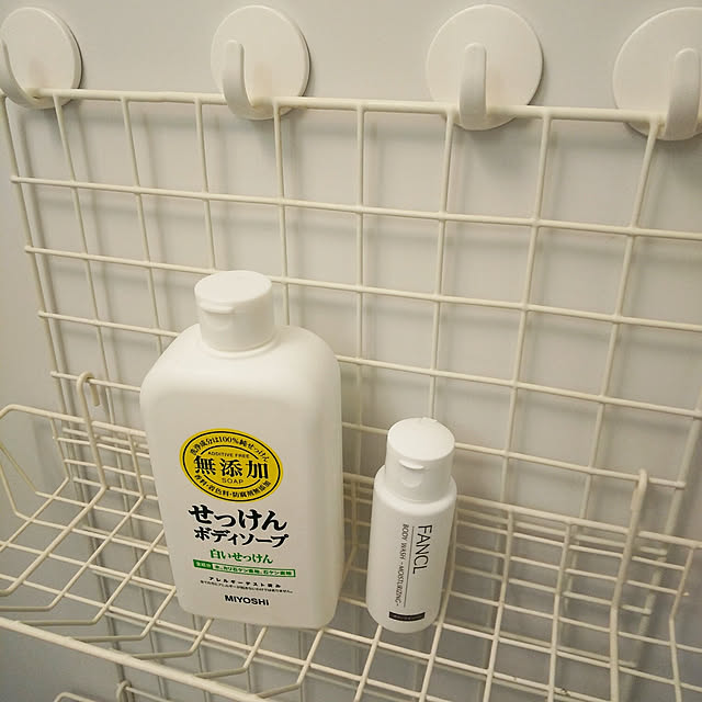 On Walls,片付けやすい,整理整頓,シンプル,ホワイトインテリア,バス/トイレ収納,整理収納アドバイザー１級,すっきり収納,バス/トイレ壁,シャンプー置き場,シャンプー台,バス/トイレ用ラック,バス/トイレ棚,整理収納アドバイザー,掃除しやすく,すっきりとした暮らし,こどものいる暮らし,シンプルに暮らす,ワイヤーネット,100均,ダイソー,セリア,ワイヤーネット収納,ワイヤーネットDIY sawa-rararaの部屋