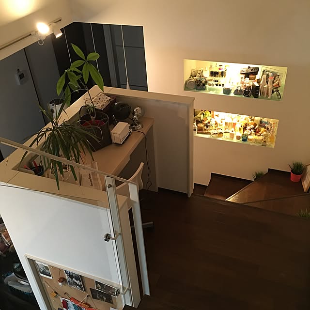 My Desk,中二階,照明,トラック,コルクボード,ニッチディスプレイ,ニッチ,IKEA,植物のある生活,吹き抜けリビング,階段 senseiの部屋