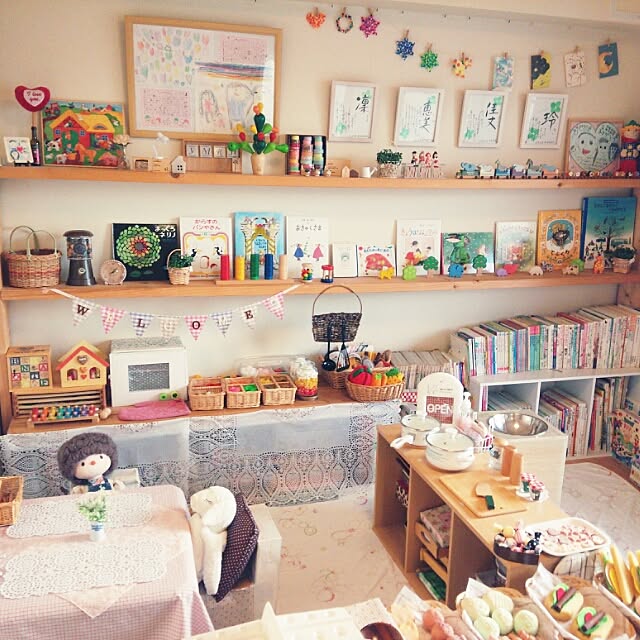 Bedroom,子供部屋,ままごと,パン屋さん,3段BOX,木のおもちゃ,フェイクグリーン,ガーランド,セリア,絵本,手作り,100均,おもちゃ,カラーボックス,本棚,ダイソー,雑貨,おままごと meg.の部屋